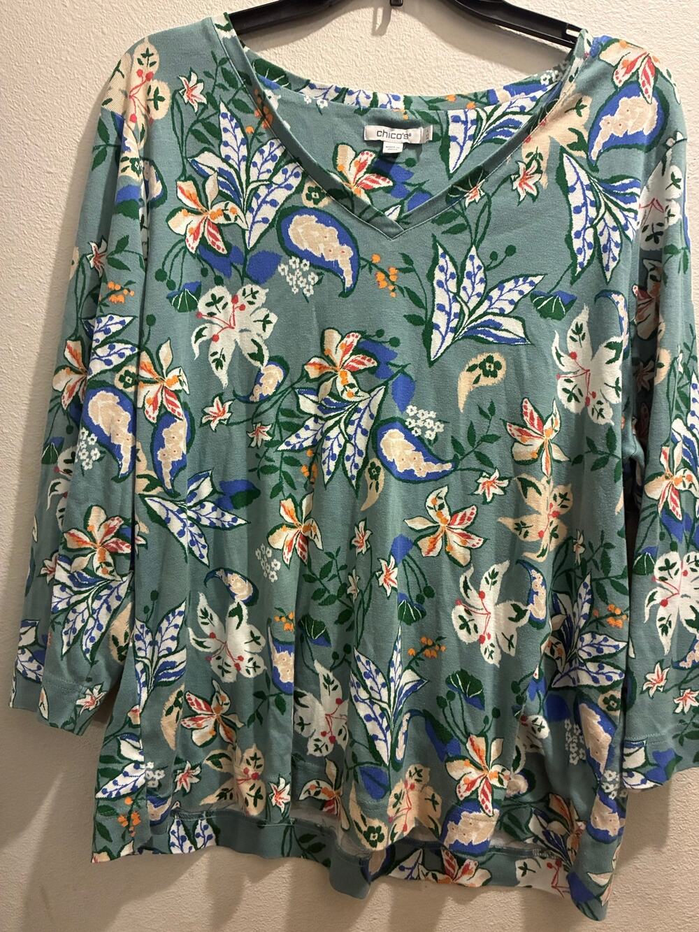 Chico's Size 4 Floral Paisley V-Neck Top Sage Green Plus Size XXL